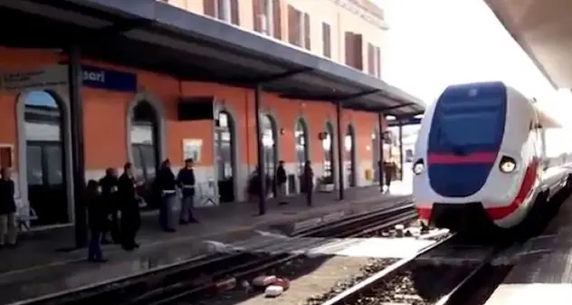 Prendeva a schiaffi le persone alla stazione di Sassari: arrestato