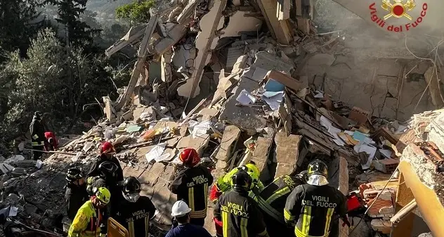 Tiana. Esplosione in una casa in periferia, crolla l'edificio con dentro quattro persone
