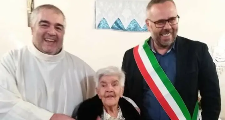 Desulo festeggia i cento anni di zia Sebastiana Casula
