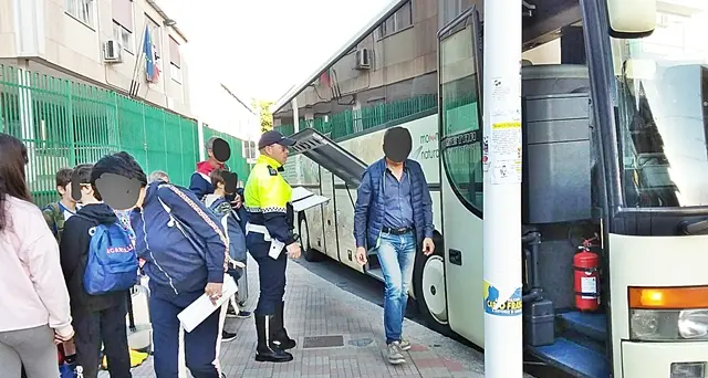 Bus per le gite scolastiche dei bimbi, scattano i controlli della Polizia Municipale a bordo dei mezzi