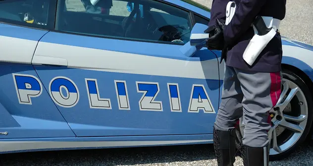 Picchia e minaccia i genitori: 19enne in manette