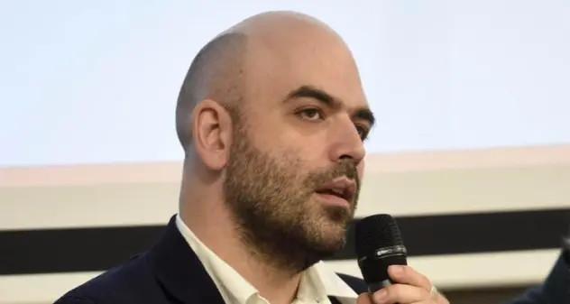 Roberto Saviano: “L’emergenza non sono i migranti, ma il razzismo e i diritti umani”