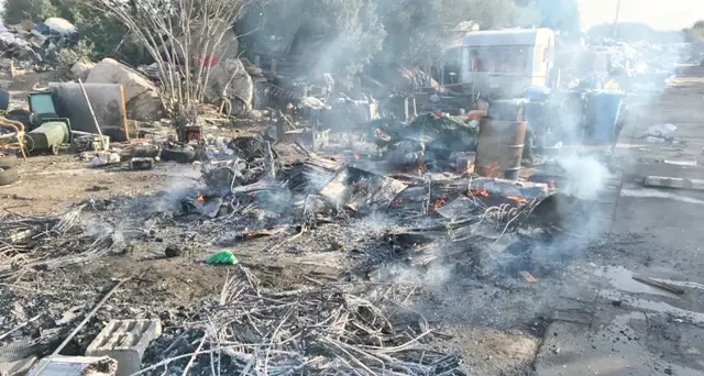 Sorpreso a bruciare rifiuti pericolosi al campo nomadi, 23enne nei guai