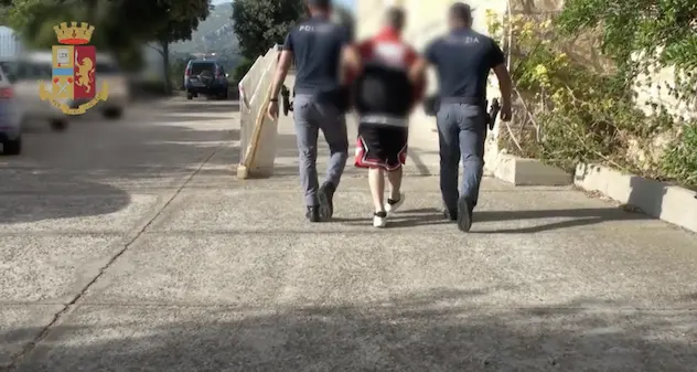 Giovane arrestato per tentato omicidio: colpì un 17enne alla testa con una bottiglia, VIDEO