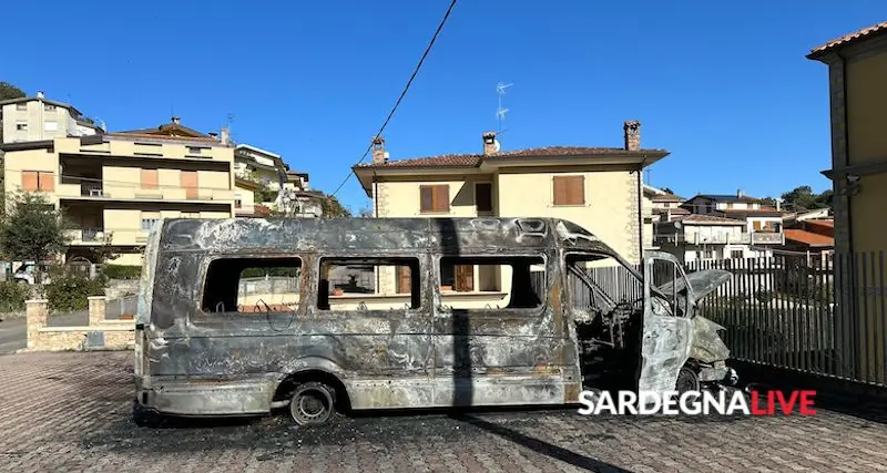 Gavoi. Incendio distrugge lo scuolabus: si pensa a un attentato