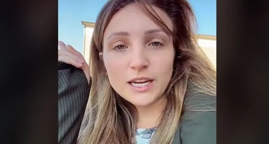 Lasciata sull'altare, parte per il viaggio di nozze già pagato dai suoceri con la mamma