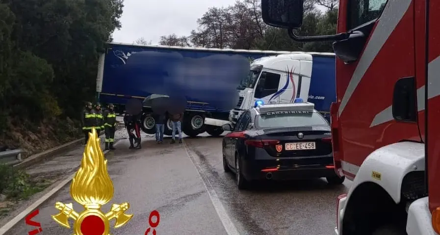 Autoarticolato fuori strada fra Sant'Antonio di Gallura e Priatu