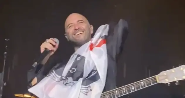 Bologna. Al concerto dei Negramaro, Giuliano canta con la bandiera dei Quattro Mori. Il video