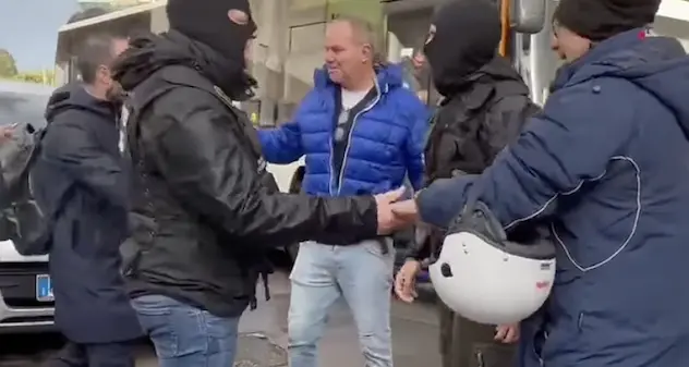 Commozione e abbracci tra i carabinieri e la gente dopo l’arresto di Messina Denaro