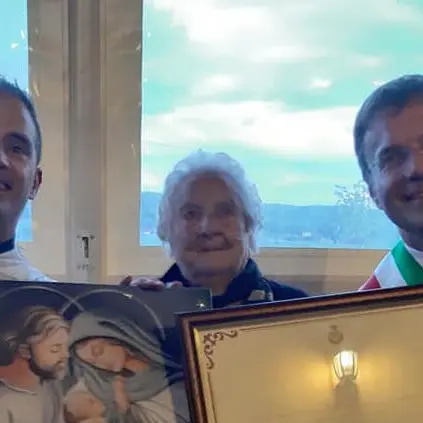 Monti in festa per i cento anni di zia Salvatorica Mutzu