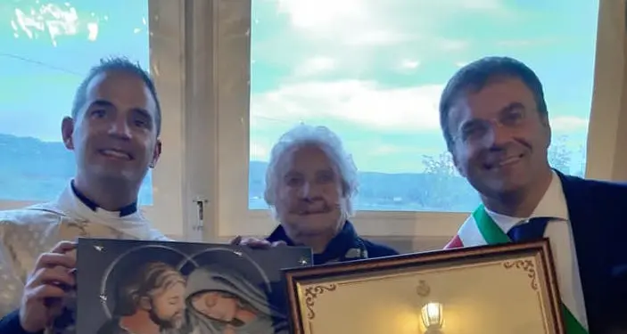 Monti in festa per i cento anni di zia Salvatorica Mutzu