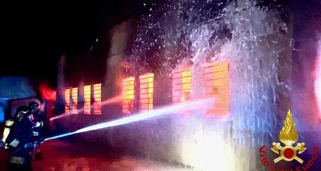 Tempio. Incendio distrugge deposito di pannelli solari e condizionatori