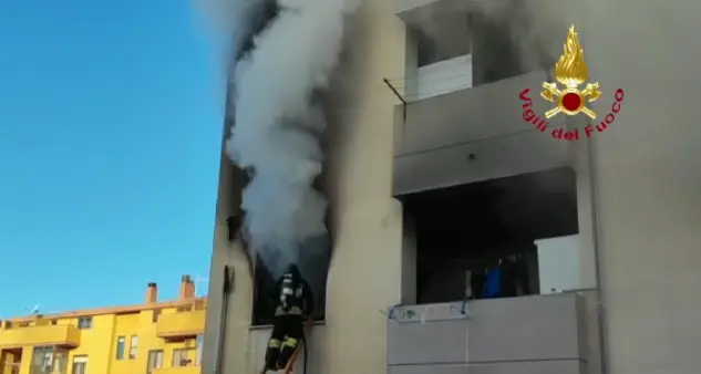 Incendio in una palazzina a Quartu, evacuati tutti gli appartamenti: IL VIDEO