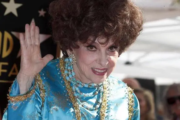 epa06490763 Italian actress Gina Lollobrigida waves during a ceremony honoring her on the Hollywood Walk of Fame in Hollywood, California, USA, 11 January 2018. Lollobrigida received the 2,628th star in the category of Motion Pictures.  Lollobrigida was an European movie star in the 1950s and 60s and is an avid sculptor.  EPA/MIKE NELSON