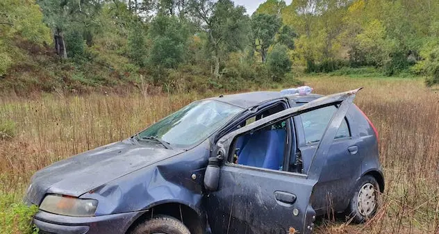 Fuori strada con l'auto sulla SP 61: ferita 23enne