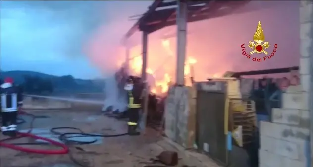 Santa Maria La Palma: in fiamme un fienile. VIDEO