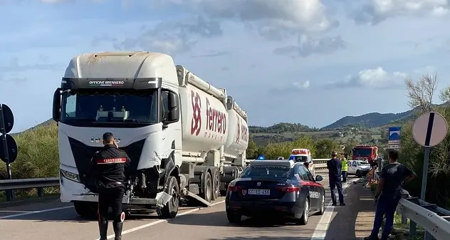 Scontro auto-tir sulla ss 125: conducente vettura in gravi condizioni