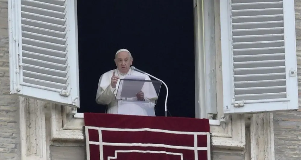 Papa Francesco: \"Bisogna imparare a farsi da parte al momento giusto\"