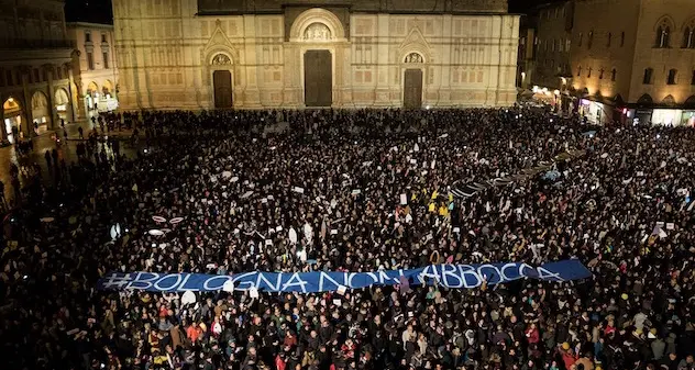 Sardine, bloccata per diverse ore la pagina Facebook: \"Ogni attacco o problema sui social riempirà semplicemente di più le piazze\"