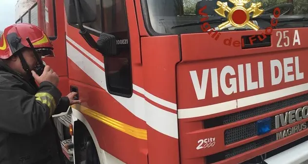 Frana un costone roccioso a Ula Tirso, muro di una casa cede a Solanas