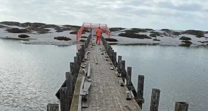 Via a lavori per rifare ponte pedonale in legno di Mari Ermi