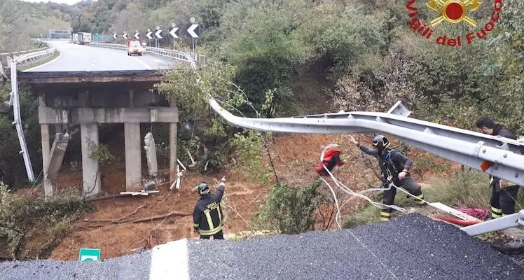 Paura sulla Savona-Torino: crolla un tratto di viadotto sull’A6