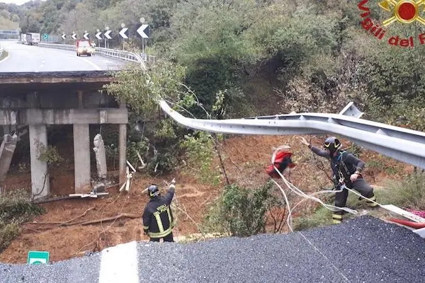 E\\' una frana la causa del crollo di una porzione di viadotto lungo l\\'autostrada A6 Torino-Savona, tra l\\'innesto con la A10 e Altare in direzione Torino. Per le forti piogge ha ceduto un tratto di montagna, che si \\u00CB portata via una trentina di metri del viadotto. ANSA/US VIGILI DEL FUOCO ++ NO SALES, EDITORIAL USE ONLY ++