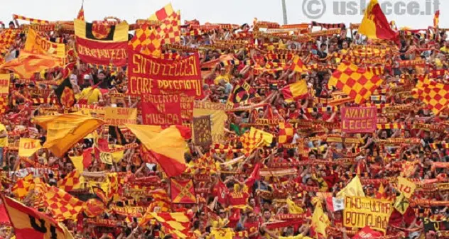 Partita rinviata: i tifosi del Lecce ospiteranno per la notte i supporter del Cagliari