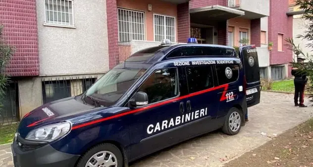 Giovane trovato morto in casa dall’amante di 71 anni