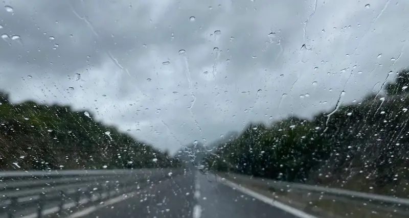 Maltempo. Esonda il fiume e allaga i binari, impossibile il passaggio dei convogli