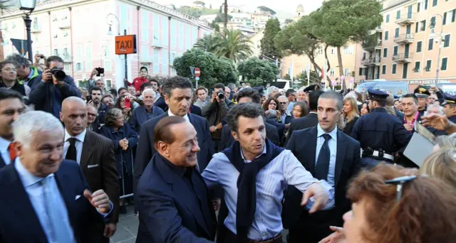 Ressa fra la folla, Berlusconi cade a Zagabria