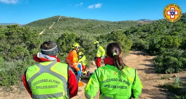 Sinnai. Intervento del Soccorso Alpino per il recupero di un motociclista infortunato