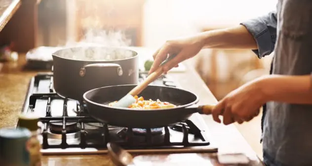 Cucinare ogni giorno peggiora la qualità dell’aria di casa e aumenta l’asma nei bambini