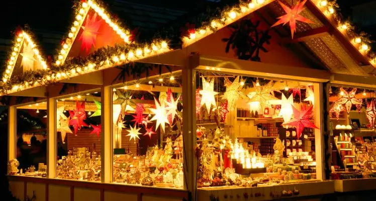 Le atmosfere del Natale ai mercatini di Anela: esposizioni, degustazioni, musica e maschere tradizionali