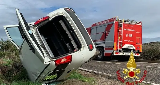 Auto esce fuori strada e si ribalta sulla Statale 292