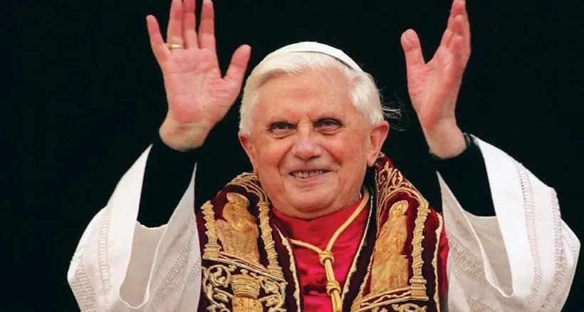 Folla in Vaticano: \"Benedetto Santo subito\"