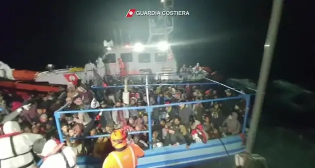 Peschereccio con a bordo 700 migranti soccorso al largo di Siracusa