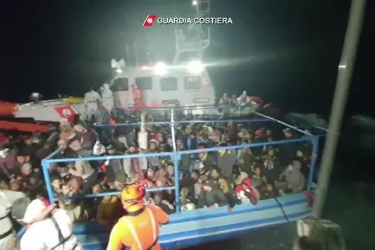 L\\'operazione di soccorso avvenuta la scorsa notte a largo di Lampedusa, in area di responsabilit\\u00E0 SAR italiana, condotta da due motovedette della Guardia Costiera, in cui sono stati tratti in salvo 305 migranti che erano su un barcone di 15 metri a circa 20 miglia dalle coste italiane. Tra le persone soccorse anche 17 donne e 6 minorenni, 21 gennaio 2022. L\\'intervento, spiega la Guardia Costiera, \"\\u00E8 stato particolarmente complesso a causa delle ridotte dimensioni dell\\'unit\\u00E0 e dell\\'eccessivo numero di persone presenti a bordo che avrebbero potuto determinare il capovolgimento dell\\'unit\\u00E0 alla deriva\".   ANSA / Guardia Costiera   +++ ANSA PROVIDES ACCESS TO THIS HANDOUT PHOTO TO BE USED SOLELY TO ILLUSTRATE NEWS REPORTING OR COMMENTARY ON THE FACTS OR EVENTS DEPICTED IN THIS IMAGE; NO ARCHIVING; NO LICENSING +++