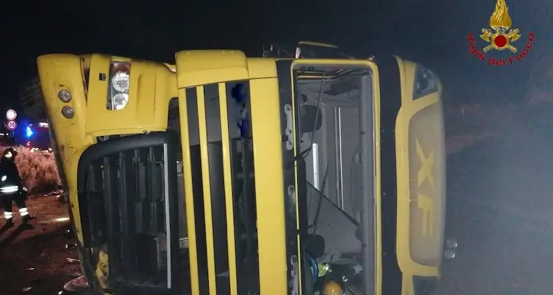 Incidente sulla Statale 279: autoarticolato finisce fuori strada e si ribalta