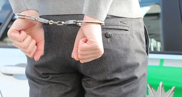 Prese a pugni il figlio 14enne sorpreso a fumare: condannato a 7 mesi di carcere