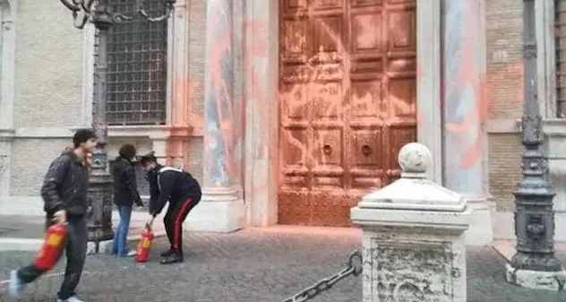 Blitz di alcuni ambientalisti a Roma: imbrattata la facciata del Senato