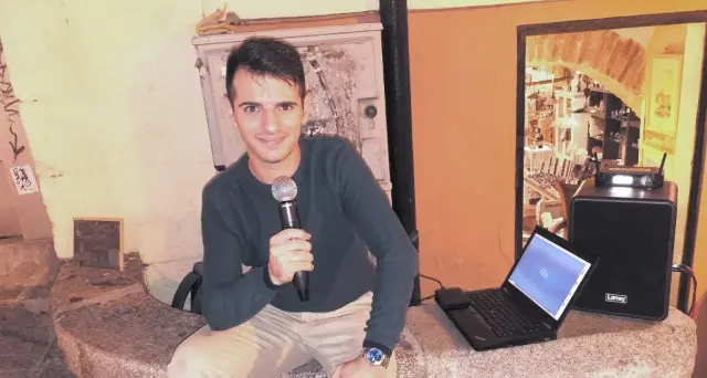 Alessio Carta, 28 anni da Pirri, artista da strada: \"Con le mie canzoni faccio nascere un sorriso alla gente\". VIDEO