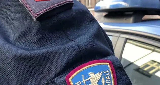 In sella alla bici non dà la precedenza: gli tolgono 5 punti dalla patente