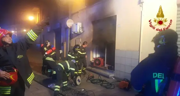 Divampa incendio in una pasticceria di Quartu