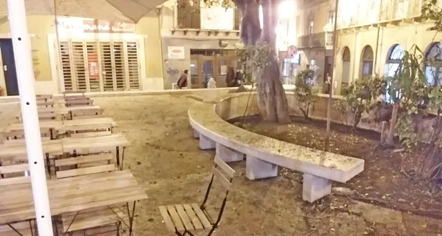 Piazzetta Savoia, allarme escrementi degli uccelli: panchine, auto e pavimento ridotti ad un sudiciume. VIDEO