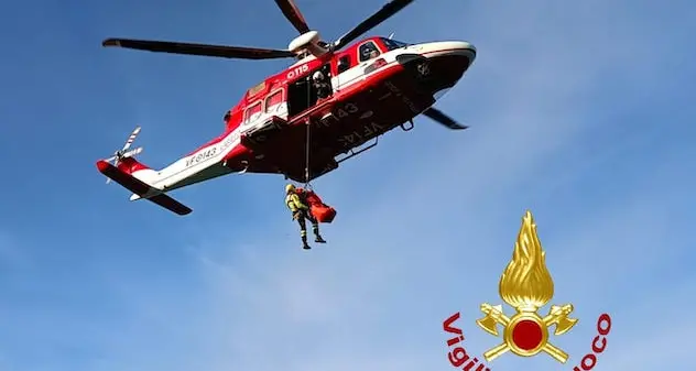 Cannigione. Cade dalla scogliera e viene soccorsa con l’elicottero dei Vigili del fuoco