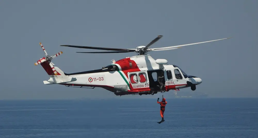 Elicottero su nave da crociera per soccorrere passeggera