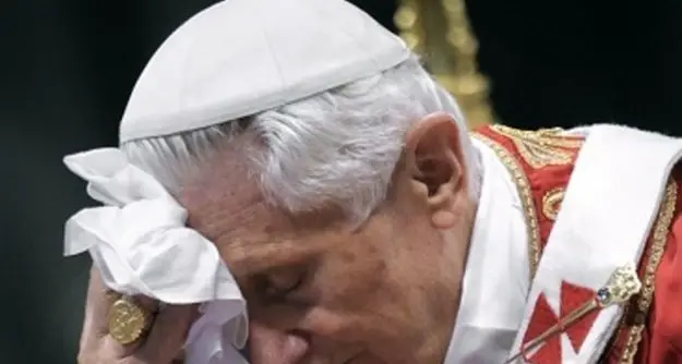 Ratzinger sta male, Papa Francesco: \"E' molto ammalato, pregate per lui\"