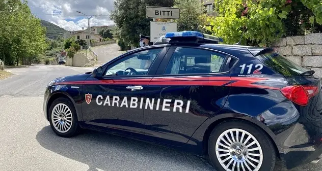 Bitti. Casa prende fuoco e un uomo rischia di morire intossicato: i carabinieri lo portano in salvo