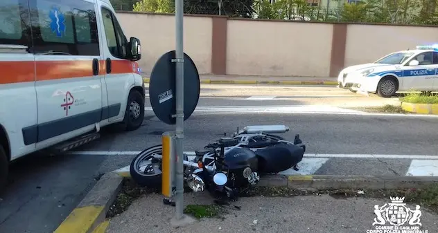 Auto contro moto: ferita una donna di 56 anni